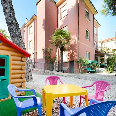 Hotel Flora Capri Cesenatico Exteriör bild