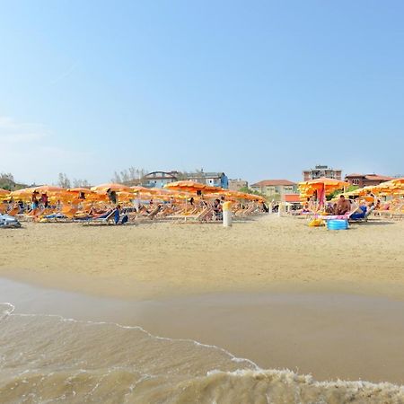 Hotel Flora Capri Cesenatico Exteriör bild