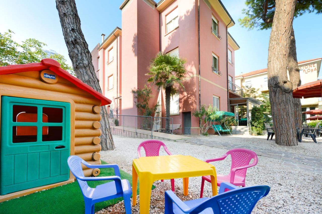 Hotel Flora Capri Cesenatico Exteriör bild