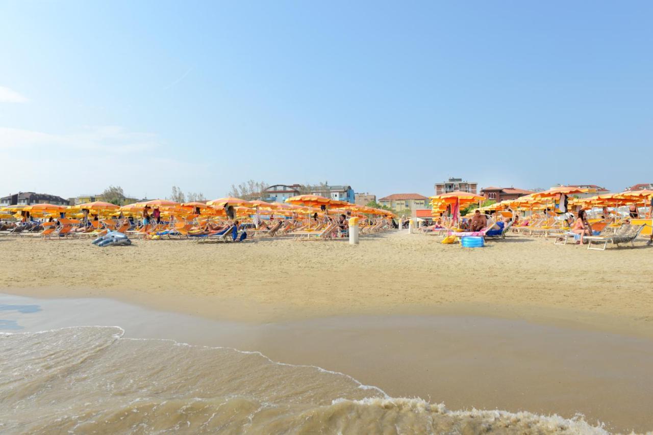 Hotel Flora Capri Cesenatico Exteriör bild