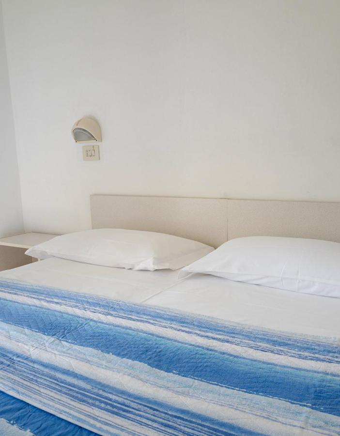 Hotel Flora Capri Cesenatico Rum bild